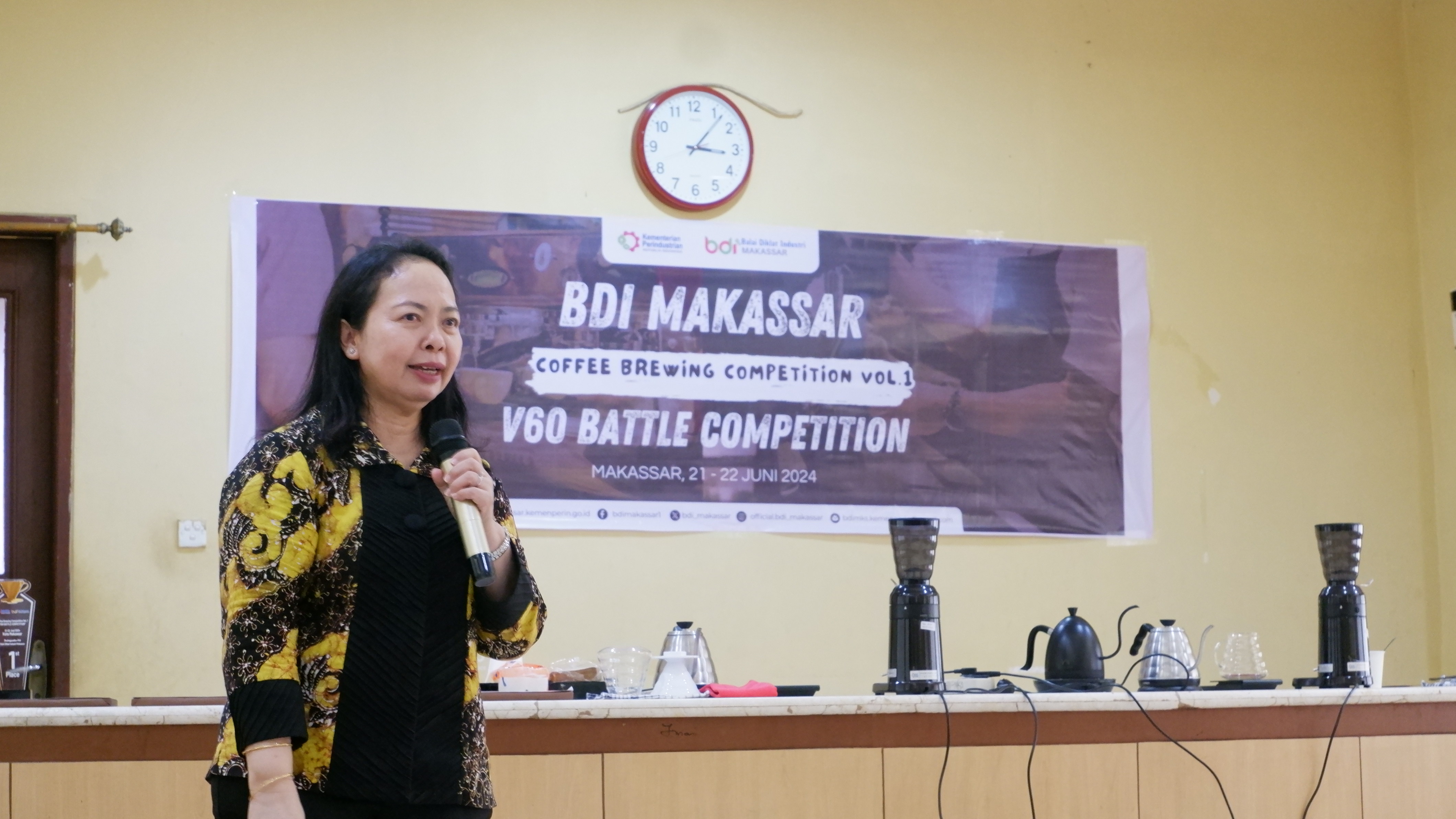 Direktur Industri Minuman, Hasil Tembakau dan Bahan Penyegar Menyerahkan Thropy Pemenang V60 Battle Compettiion